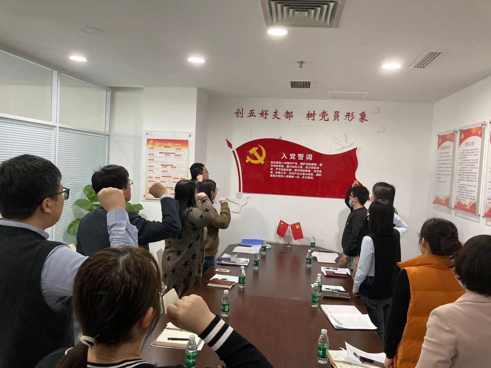 沈亚文同志代表支部委员会向党员大会述职,总结了2021年以来支部工作